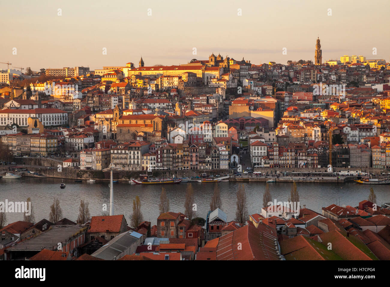 Skyline della città con il fiume Douro e Porto fabbriche di vino di Porto, un patrimonio UNESCO Città del sito, Portogallo, Europa Foto Stock