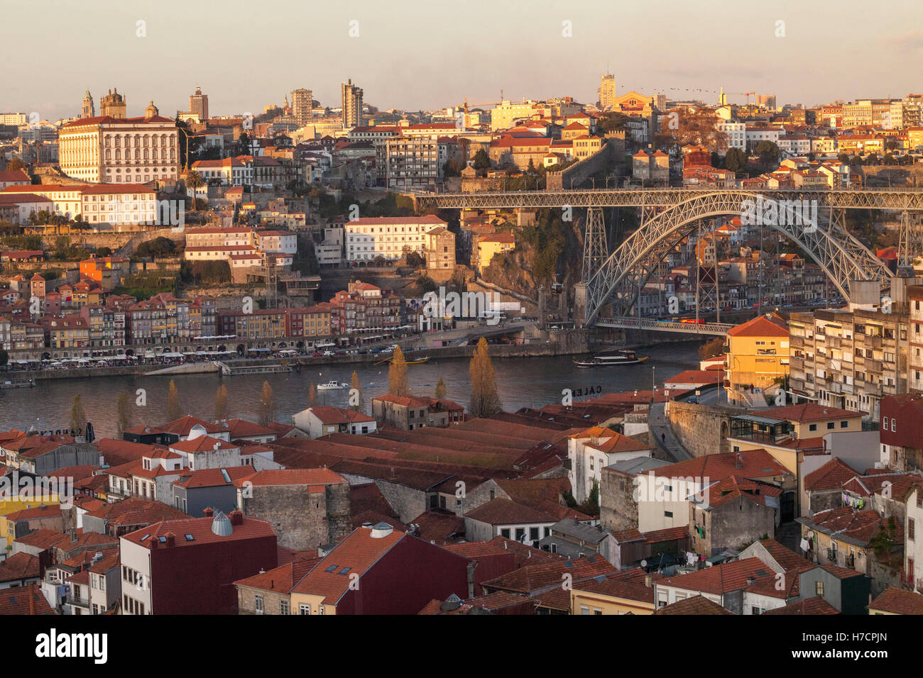 Skyline della città con il fiume Douro e Porto fabbriche di vino di Porto, un patrimonio UNESCO Città del sito, Portogallo, Europa Foto Stock