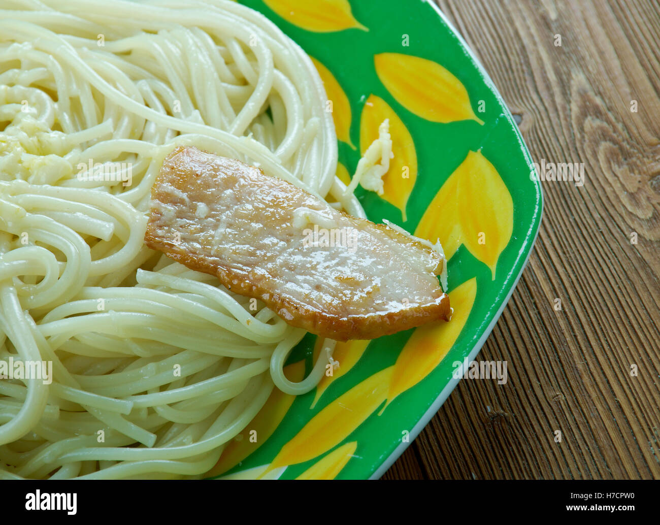 Linguine al pesto di fave e pancetta .con pancetta e formaggio Foto Stock