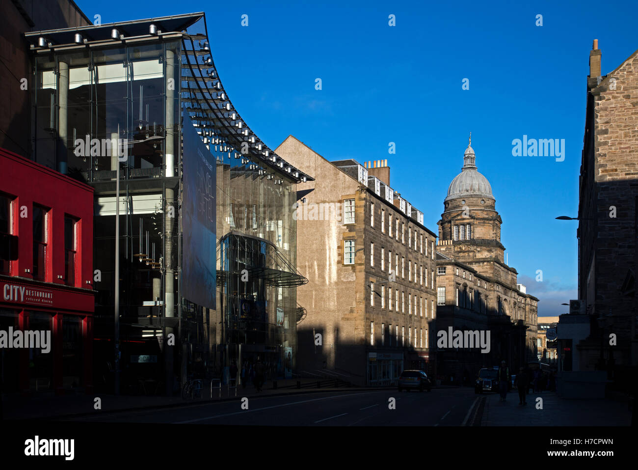 Sole autunnale che cade sul Festival Theatre e il South Bridge di Edimburgo. Foto Stock