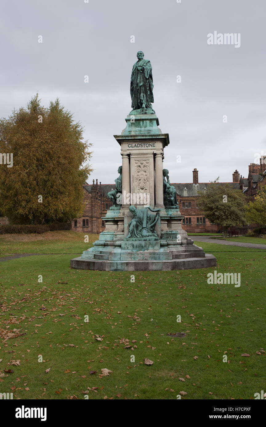 Statua commemorativa del primo ministro britannico William Ewart Gladstone Foto Stock