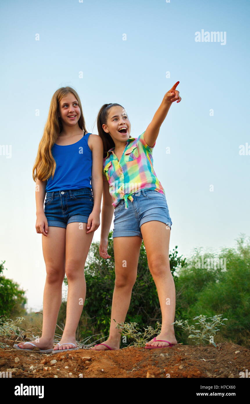 Migliori amici per sempre - due, 12 anni, ragazze adolescenti rivolta nel timore e sorpresa Foto Stock