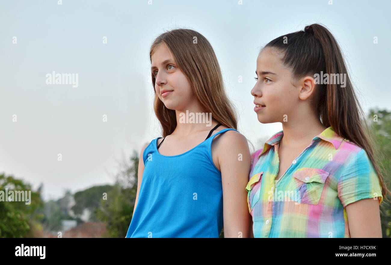 Migliori amici per sempre - due, 12 anni, ragazze adolescenti meditabondo Foto Stock