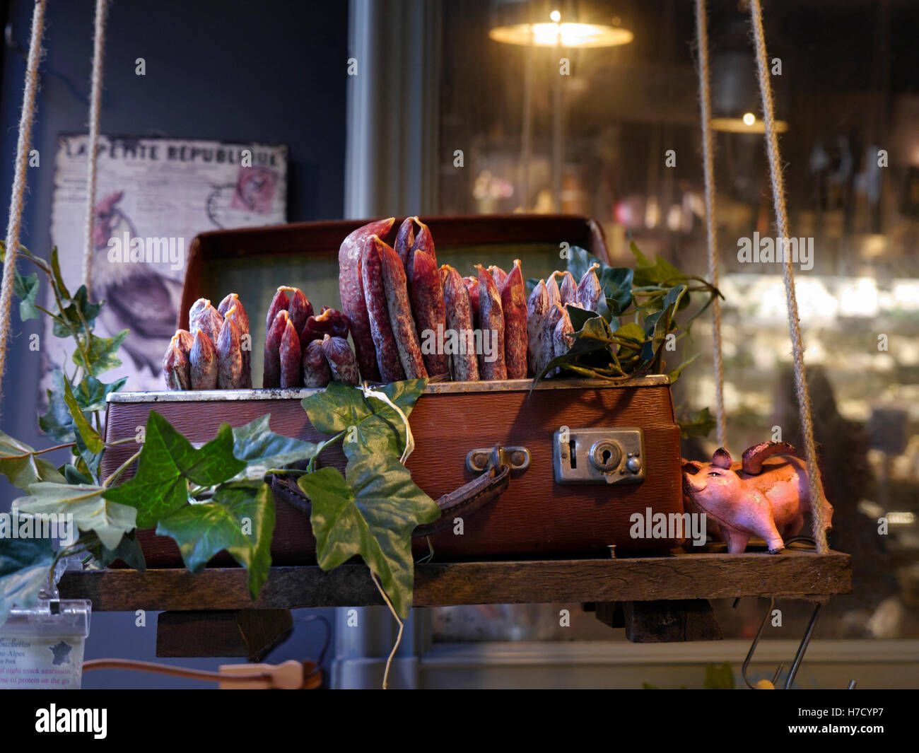 Autentica francese stravagante salsiccia salumi display nel mercato di Borough London REGNO UNITO Foto Stock
