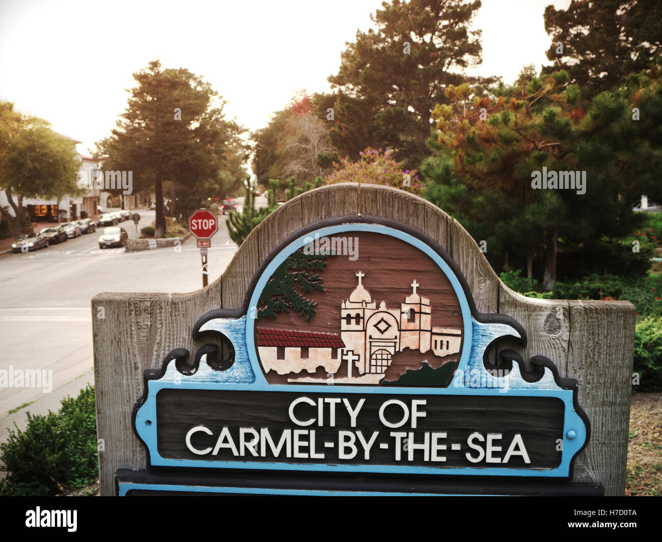Vintage design retrò sui limiti della città segno con Carmel Mission incisione presso entrata al Carmelo da mare California USA Foto Stock
