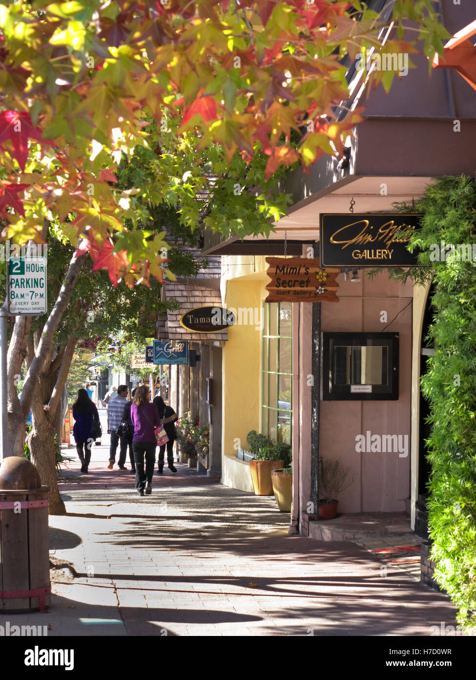 Scena di strada in colore di autunno con negozi e gallerie d'arte di visitatori su Ocean Avenue Carmelo Monterey County California USA Foto Stock