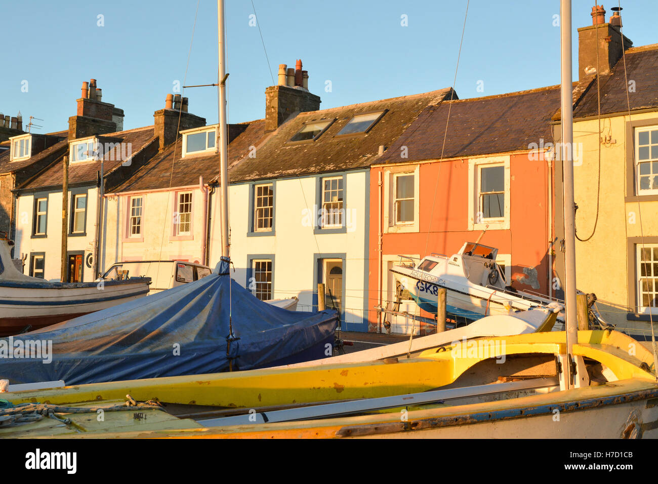 Isola di Whithorn - colorate casette dipinte delle case intorno al porto di Dumfries e Galloway Foto Stock