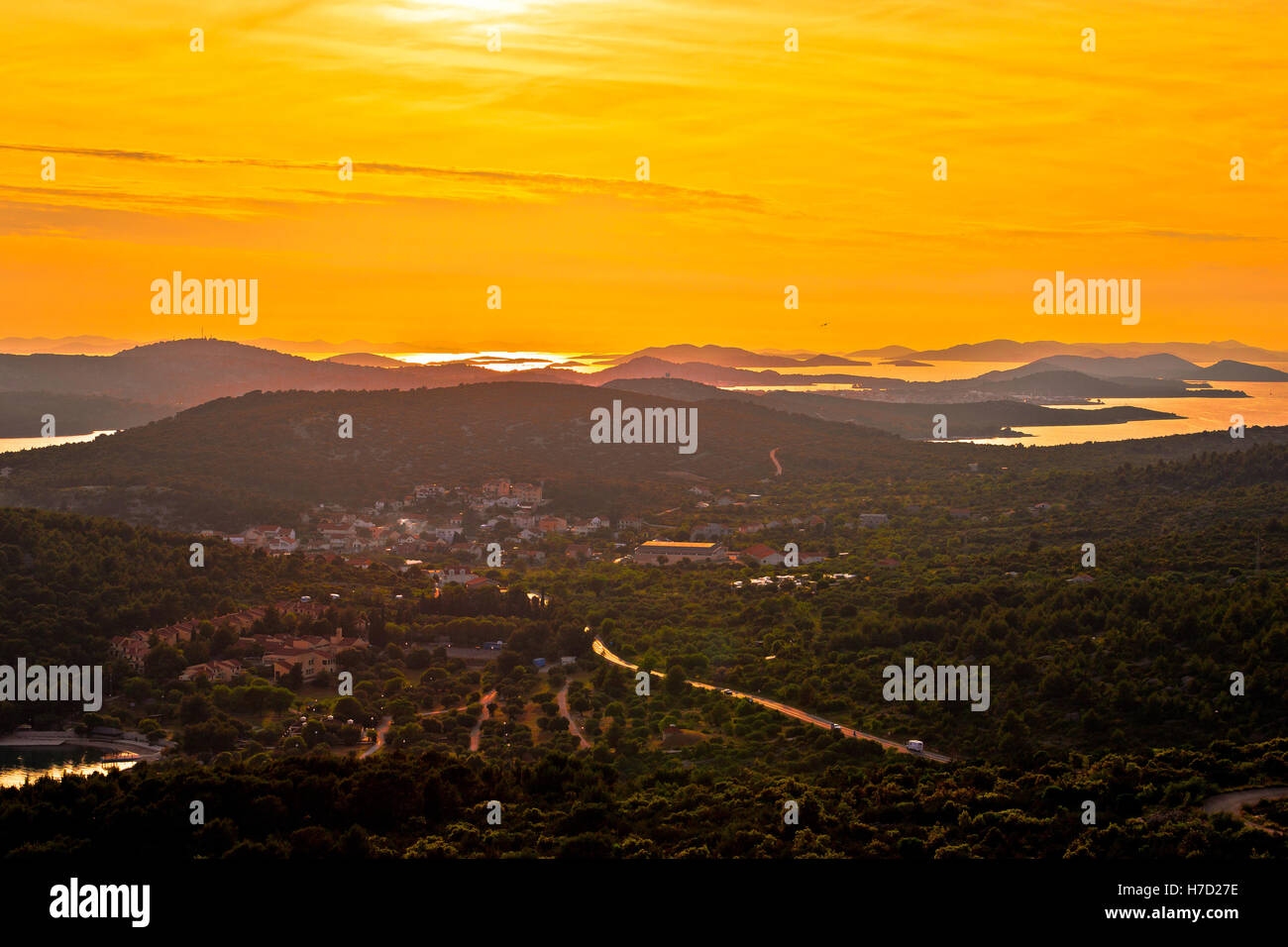 Isola di Murter e arcipelago adriatico giallo tramonto vista aerea, Dalmazia, Croazia Foto Stock