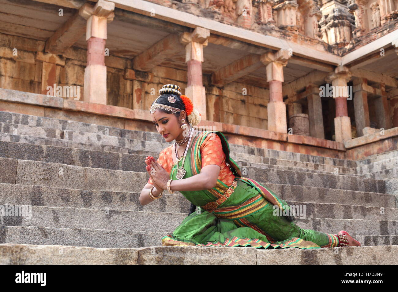 Kuchipudi è uno degli otto di danza classica con forme di india,da parte dello Stato di Andhra Pradesh.Qui il ballerino esegue a un tempio con le sculture Foto Stock