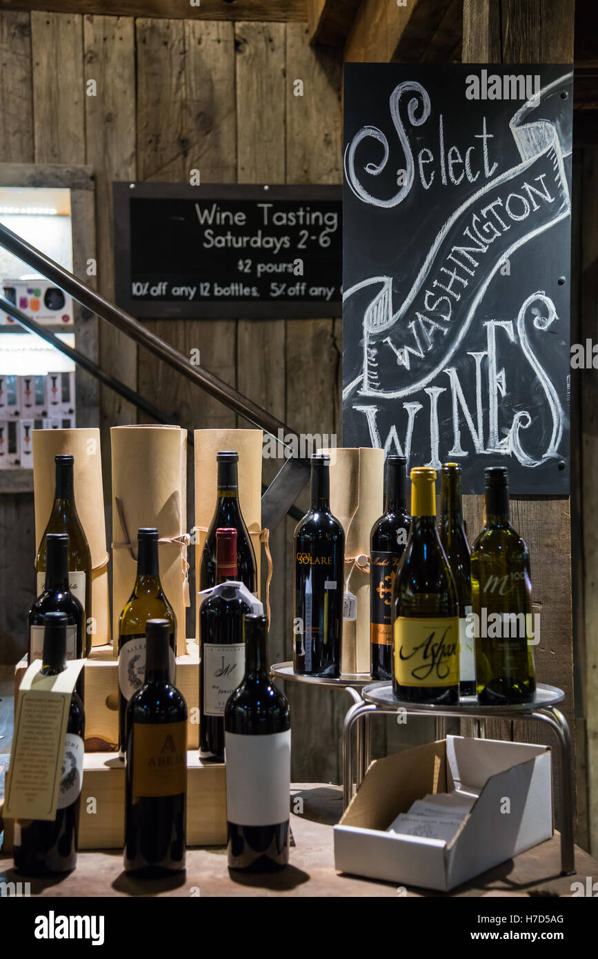 Disegnate a mano gli annunci su una scheda di gesso di vino Washington nella piccola città Twisp, Washington, Stati Uniti d'America. Foto Stock