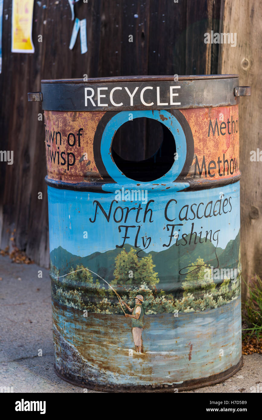 Un vecchio tamburo di petrolio è dipinta con belle immagini e ridefinito come cestino nella piccola città Twisp, Washington, Stati Uniti d'America. Foto Stock