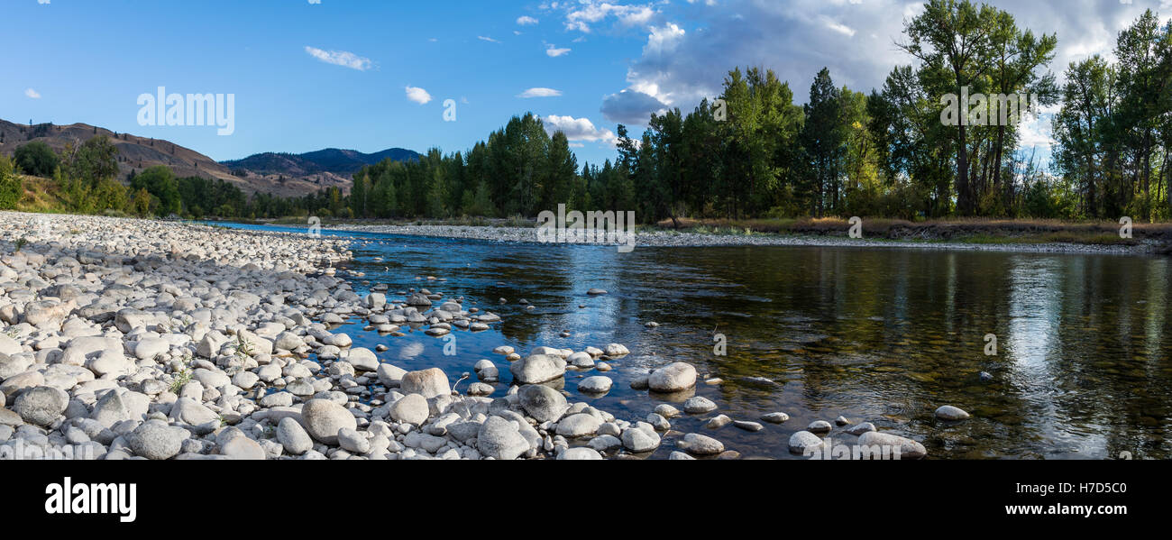 Ben arrotondati massi lungo il letto del fiume. Twisp, Washington, Stati Uniti d'America. Foto Stock