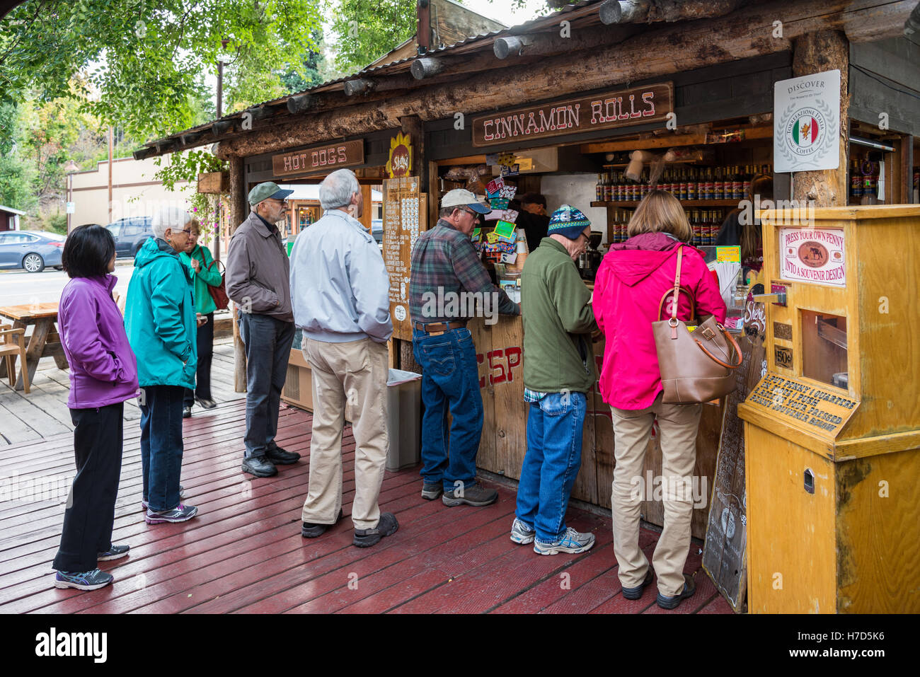 Un gruppo di turisti senior in attesa in linea ad un coffee shop in una piccola città western Winthrop, Washington, Stati Uniti d'America. Foto Stock