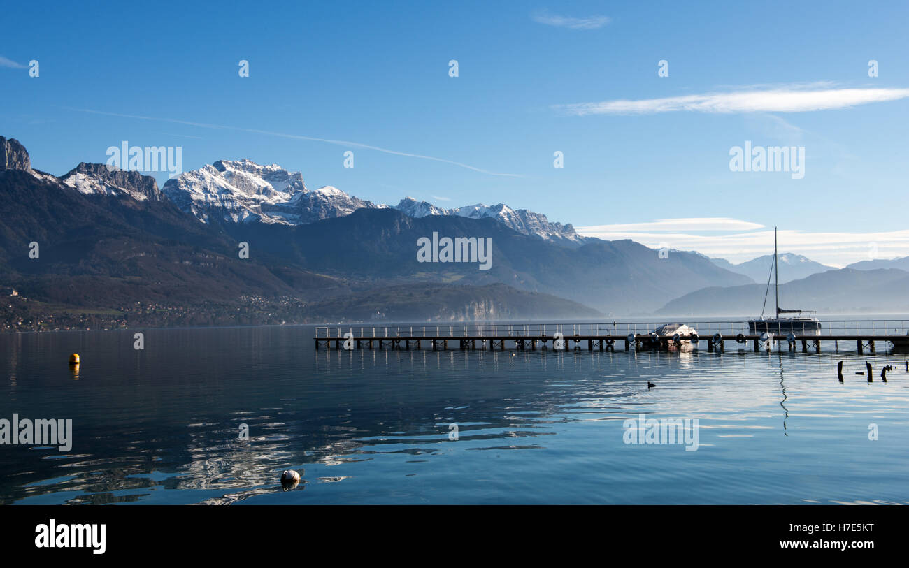 Il lago di Annecy in autunno sotto un cielo blu Foto Stock