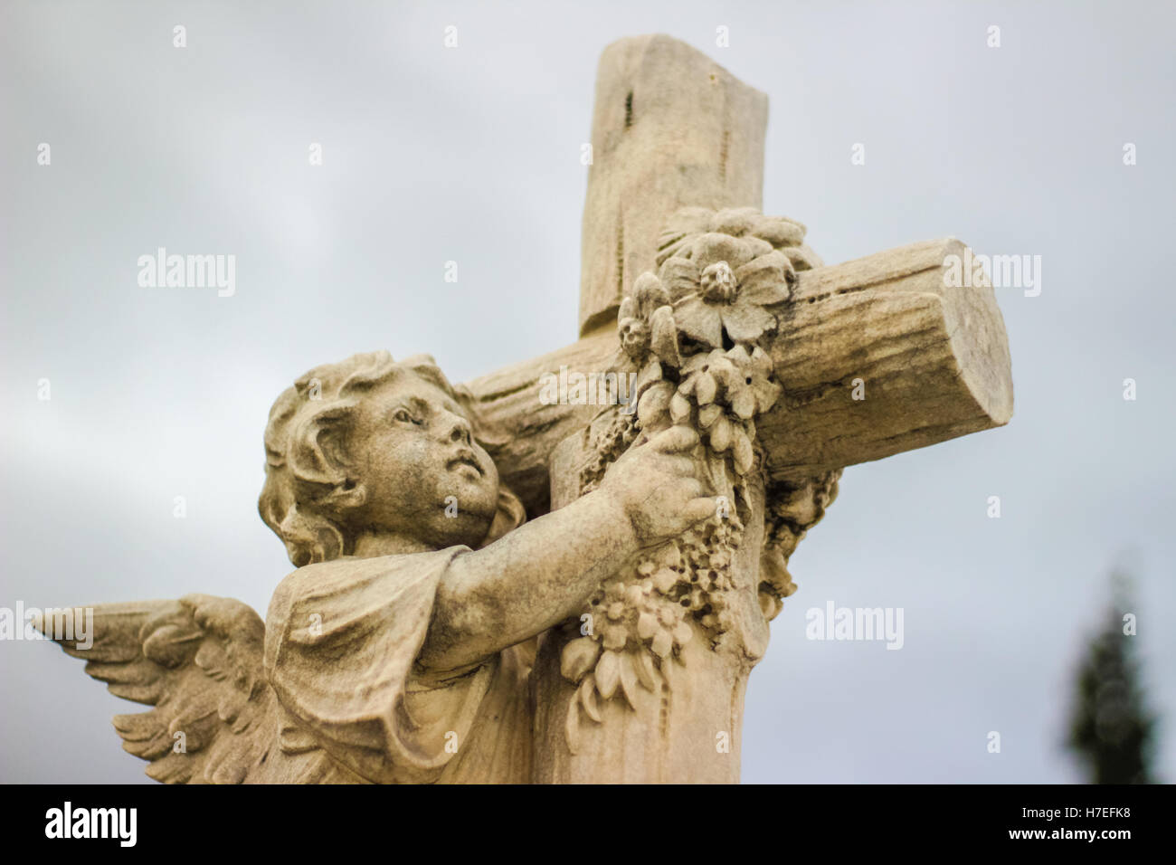 Fotografia di un Angelo e croce religiosa statua scolpita Foto Stock