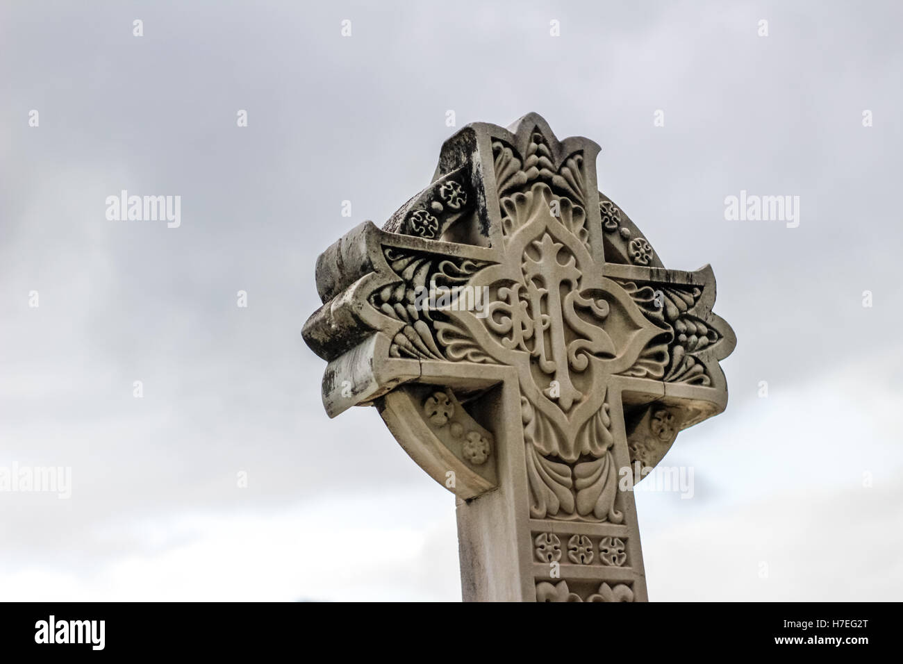 Religiosi in pietra scolpita in croce con simboli Foto Stock