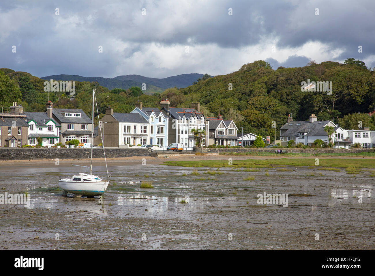 Luce della Sera sopra il piccolo villaggio di pescatori di Borth-y-Gest, vicino a Porthmadog, Galles del Nord, Regno Unito Foto Stock