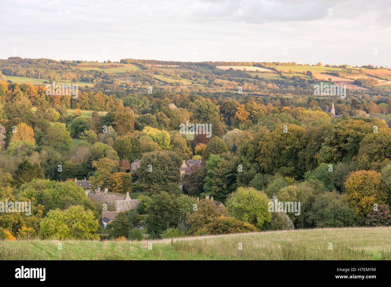 Autunno al di sopra del villaggio Costwold di Upper Slaughter, Gloucestershire, England, Regno Unito Foto Stock