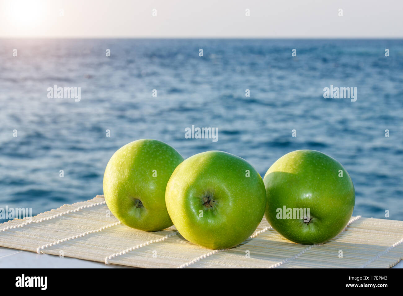 Mele fresche all'aperto al tramonto Foto Stock