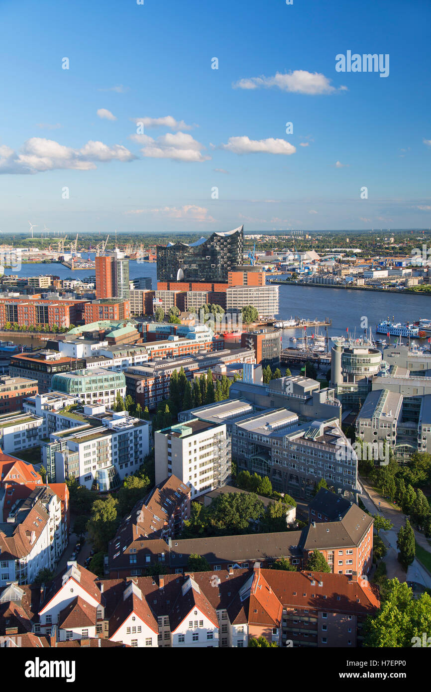 Vista della Elbphilharmonie, del porto e del fiume Elba, Amburgo, Germania Foto Stock