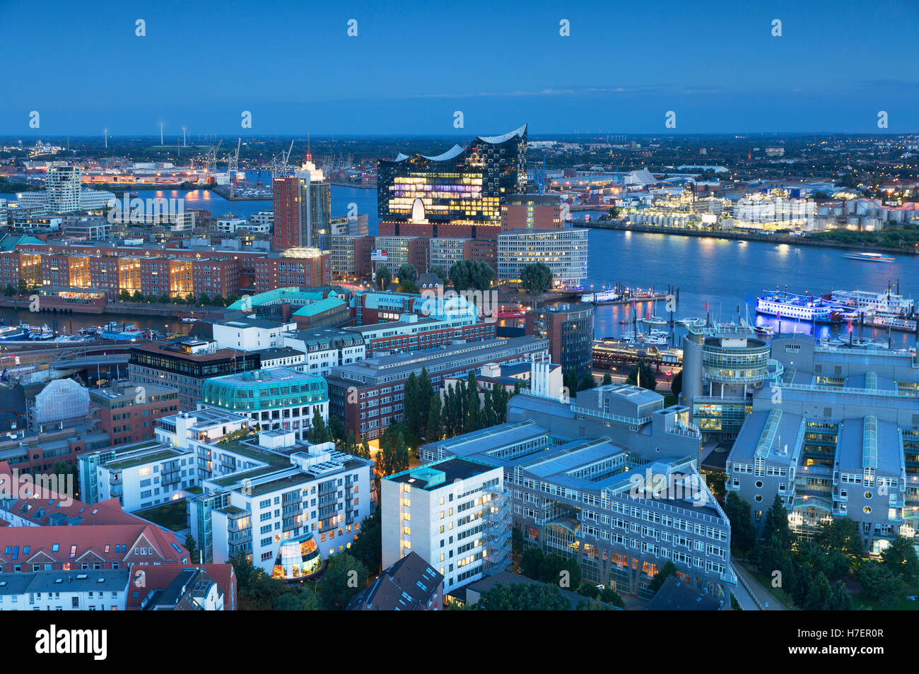 Vista della Elbphilharmonie concert hall e il porto al tramonto, Amburgo, Germania Foto Stock