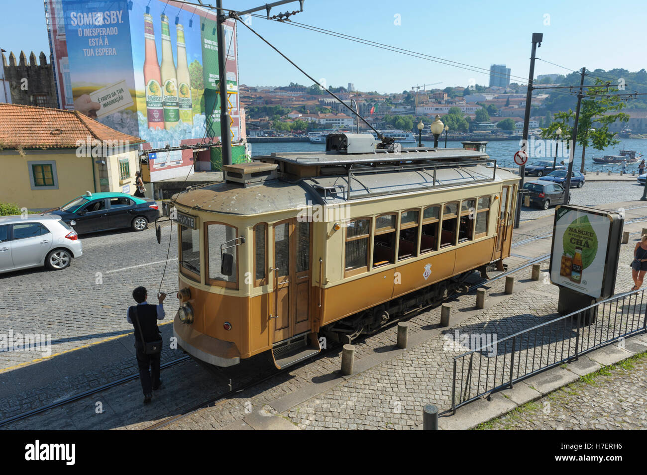 Driver del vecchio tram elettrico spostando il pantografo a Porto, Portogallo Foto Stock