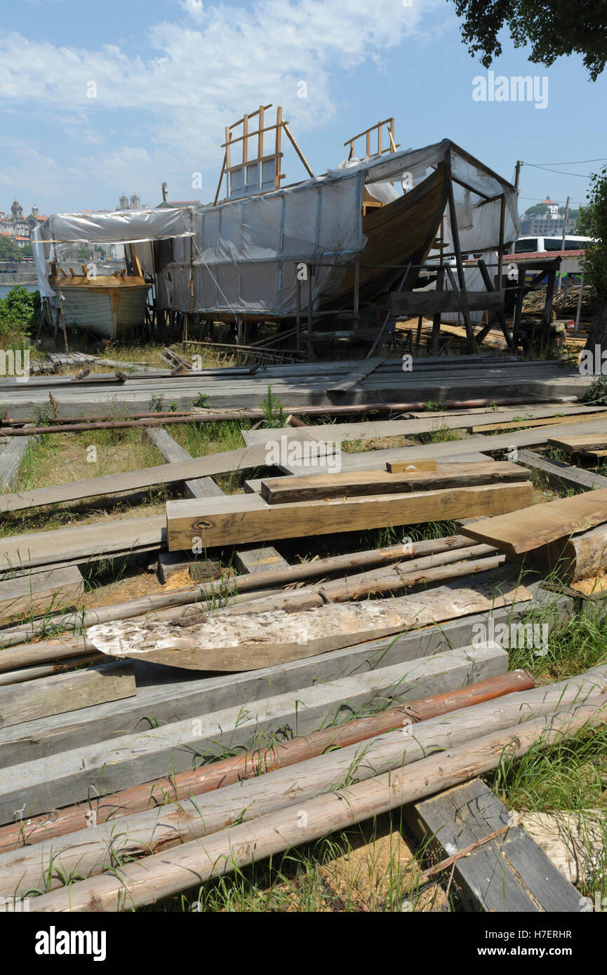 Tradititional barca di legno di costruzione e riparazione in un cantiere da parte del fiume Douro a Porto, Portogallo Foto Stock
