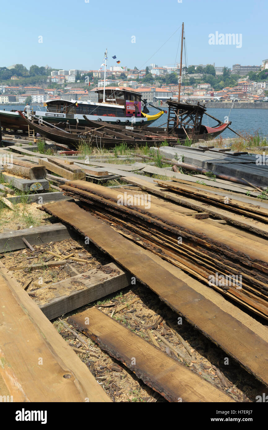 Tradititional barca di legno di costruzione e riparazione in un cantiere da parte del fiume Douro a Porto, Portogallo Foto Stock