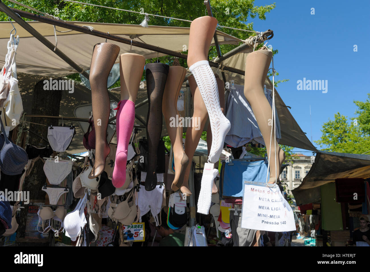 Calzetteria in vendita presso il famoso mercato settimanale in Barcelos, Portogallo Foto Stock