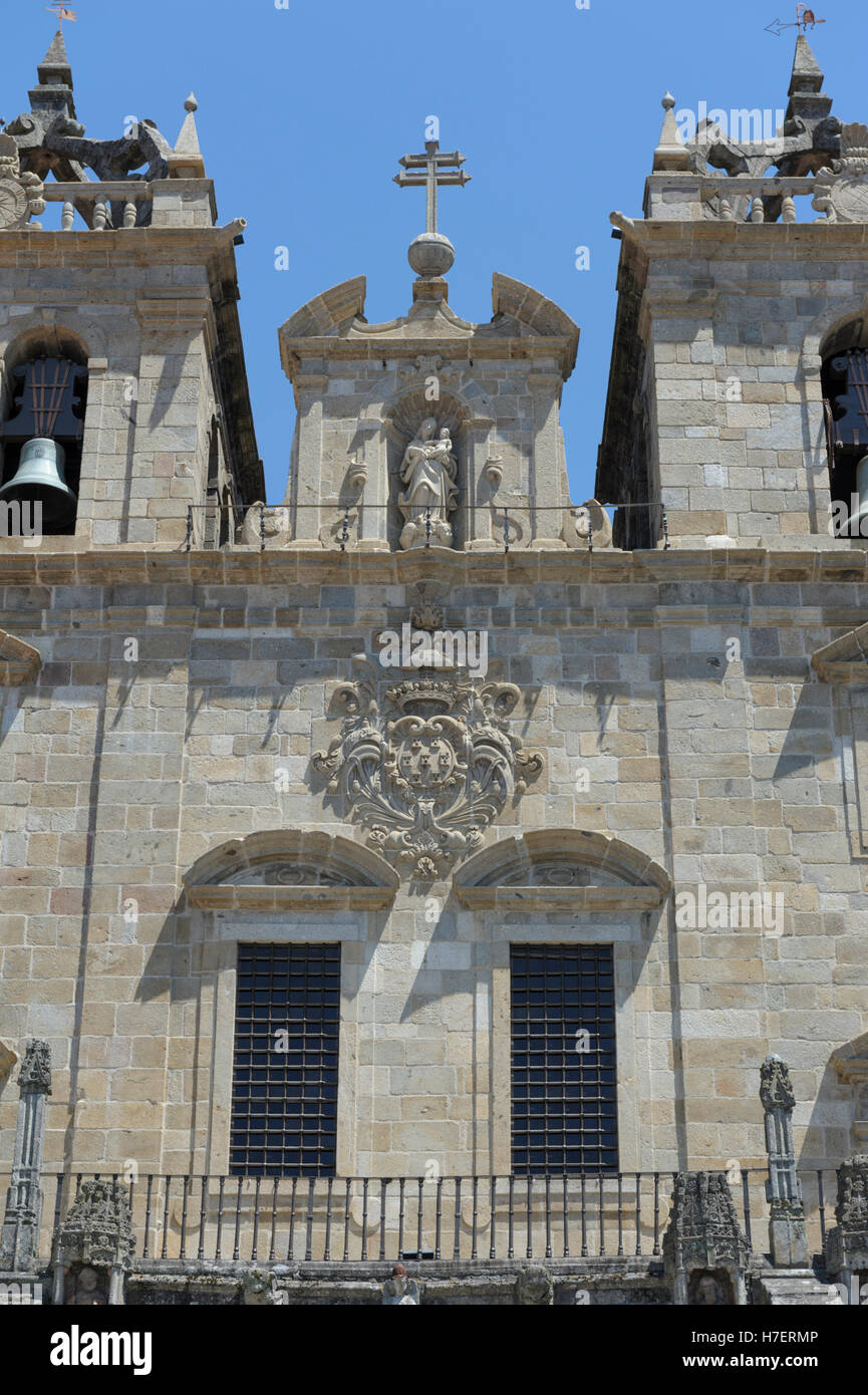 Torri di pietra del Sé de Braga cattedrale, Braga, Portogallo Foto Stock