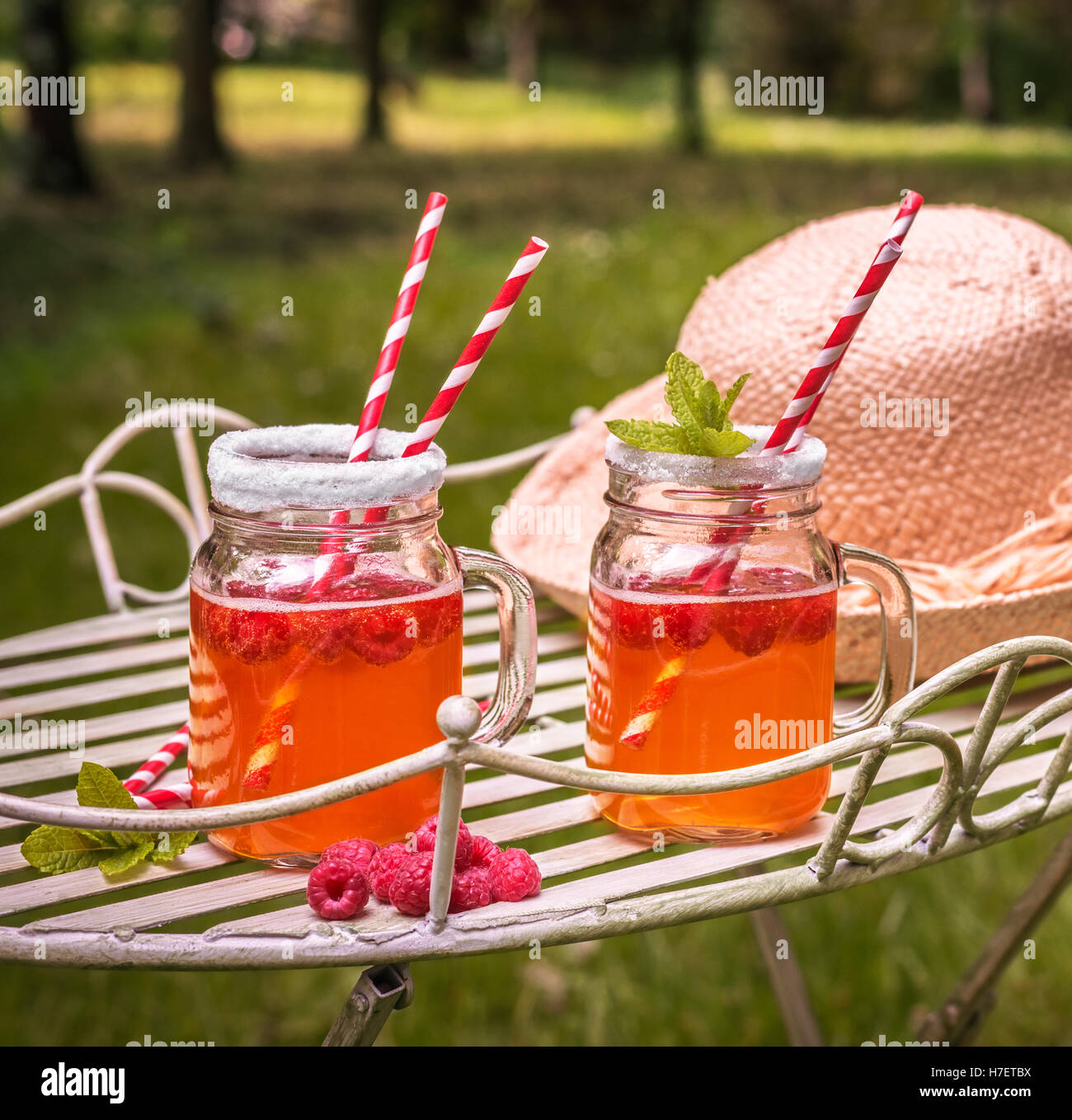 Rilassarsi in estate con lampone bevande alla frutta - formato quadrato Foto Stock