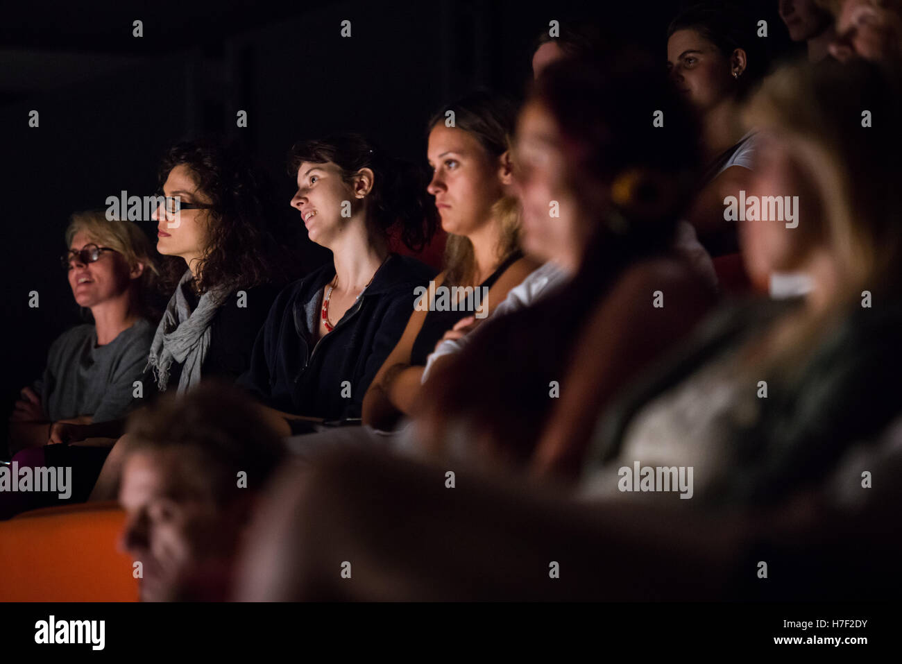 Il pubblico a guardare la danza contemporanea performance nel teatro, Maribor, Slovenia, 2016 Foto Stock