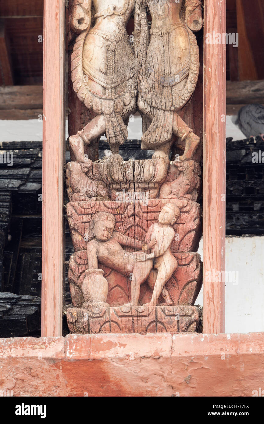 Erotic sculture in legno, Trailokya Mohan Narayan temple, Durbar Square, Kathmandu, Nepal Foto Stock