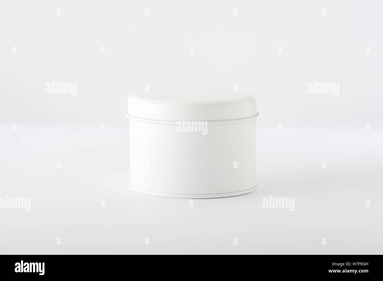 Bianco scatola cilindrica su sfondo bianco Foto Stock
