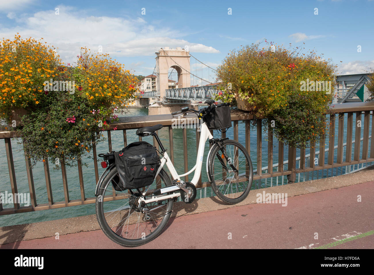 Lungo ViaRhôna i turisti potranno attraversare il ponte storico in Vienne, ora riservata per i ciclisti e i pedoni. Foto Stock