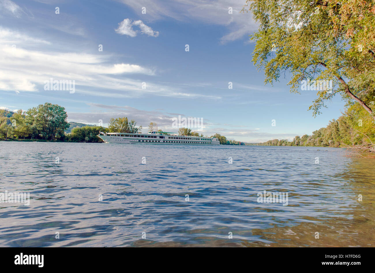 La nave di crociera che si muove in basso lungo il fiume Rodano nel sud della Francia Foto Stock