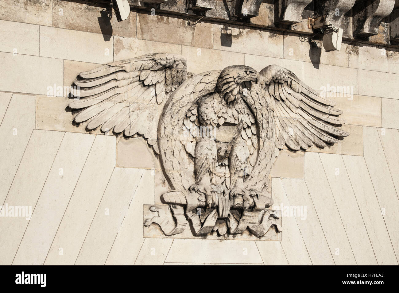 Animale araldico eagle con una corona di alloro, rilievo sul ponte Pont Neuf, Parigi, Francia Foto Stock