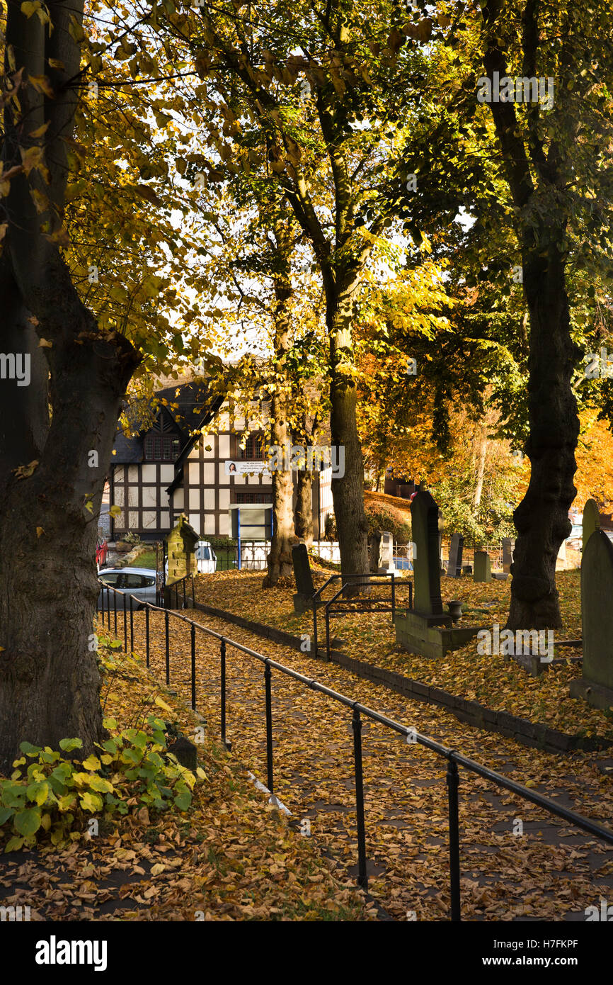 Regno Unito, Inghilterra, Cheshire, Sandbach, High Street, St Mary Chiesa foglie autunnali percorso coperto Foto Stock