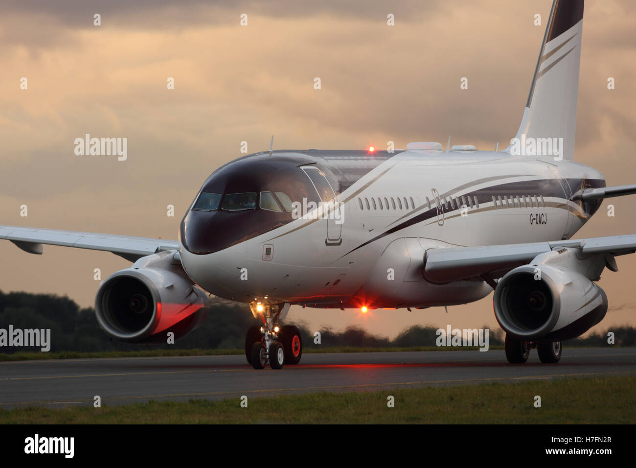 G-TAG OACJ Aviation Ltd Airbus A319-133(CJ) cn-2421 in rullaggio a  aeroporto di Londra Stansted red anti collisione luci strobo Foto stock -  Alamy