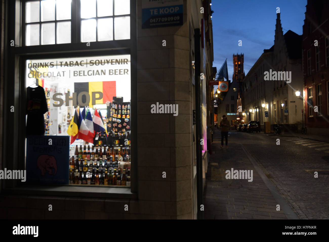 Belgio, Bruges (Brugge), strade in centro, vetrina in tarda serata Foto Stock