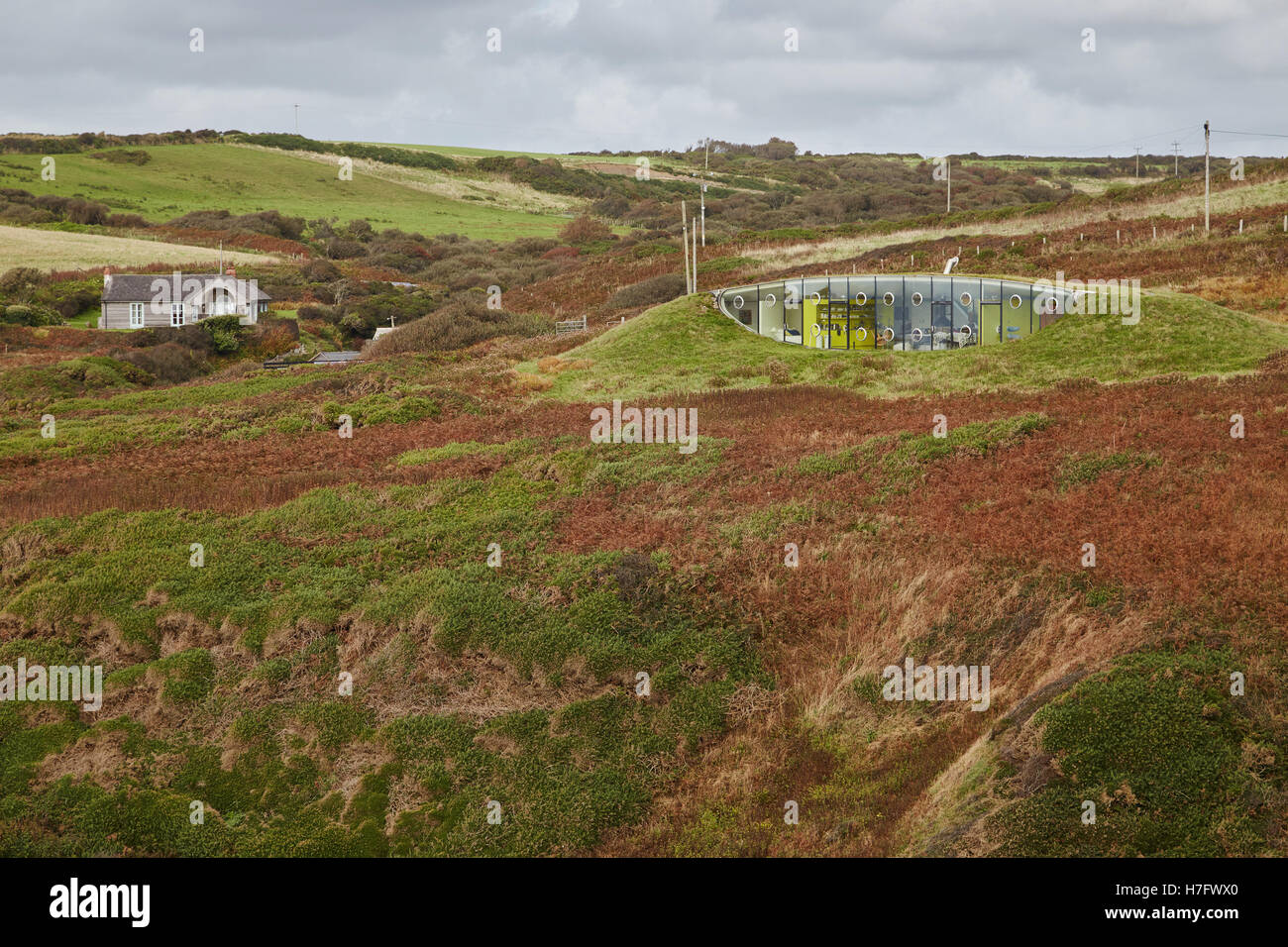 Eco Friendly " Terra " casa Malator, situato in Druidston Haven, Il Pembrokeshire sentiero costiero è integrato nel paesaggio. Foto Stock