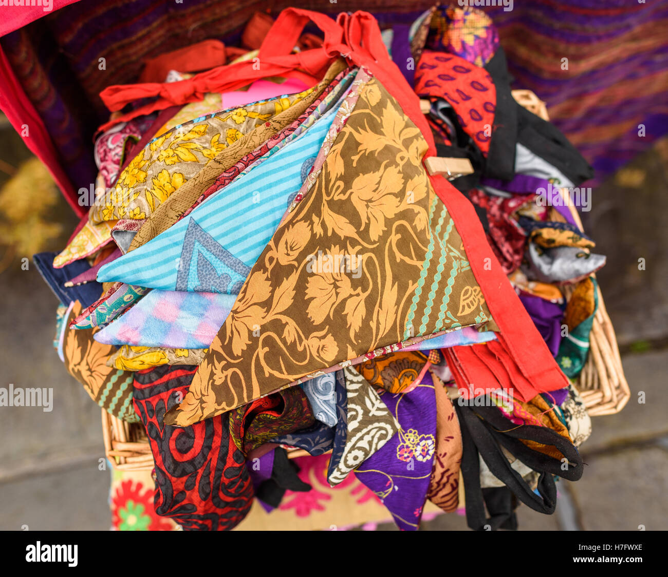 Bunting modellato per la vendita in un mercato all'aperto in stallo. Foto Stock