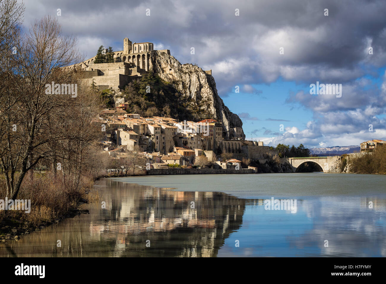 Cittadella di Sisteron, le sue fortificazioni e Durance con nuvole d'inverno. Alpes de Haute Provence, a sud delle Alpi, Francia Foto Stock