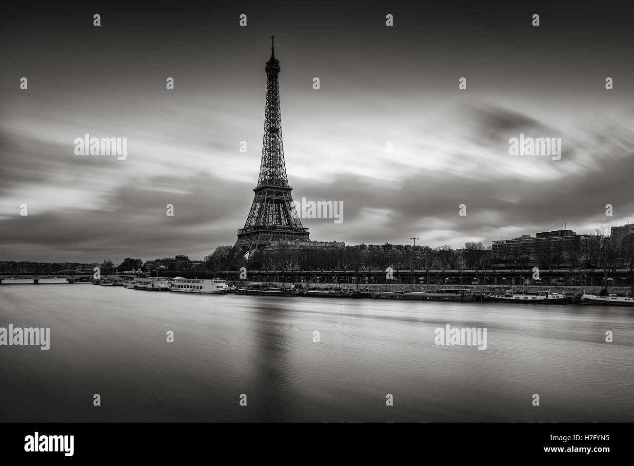 Sunrise sulla Tour Eiffel e la Senna in inverno in bianco e nero. Port de Suffren Grenelle, Parigi, Francia Foto Stock