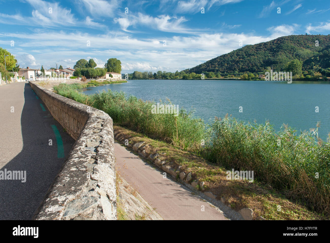 Escursioni in bicicletta accanto al fiume Rodano sul ViaRhôna vicino a Saint-Pierre-du-Boeuf, Francia Foto Stock