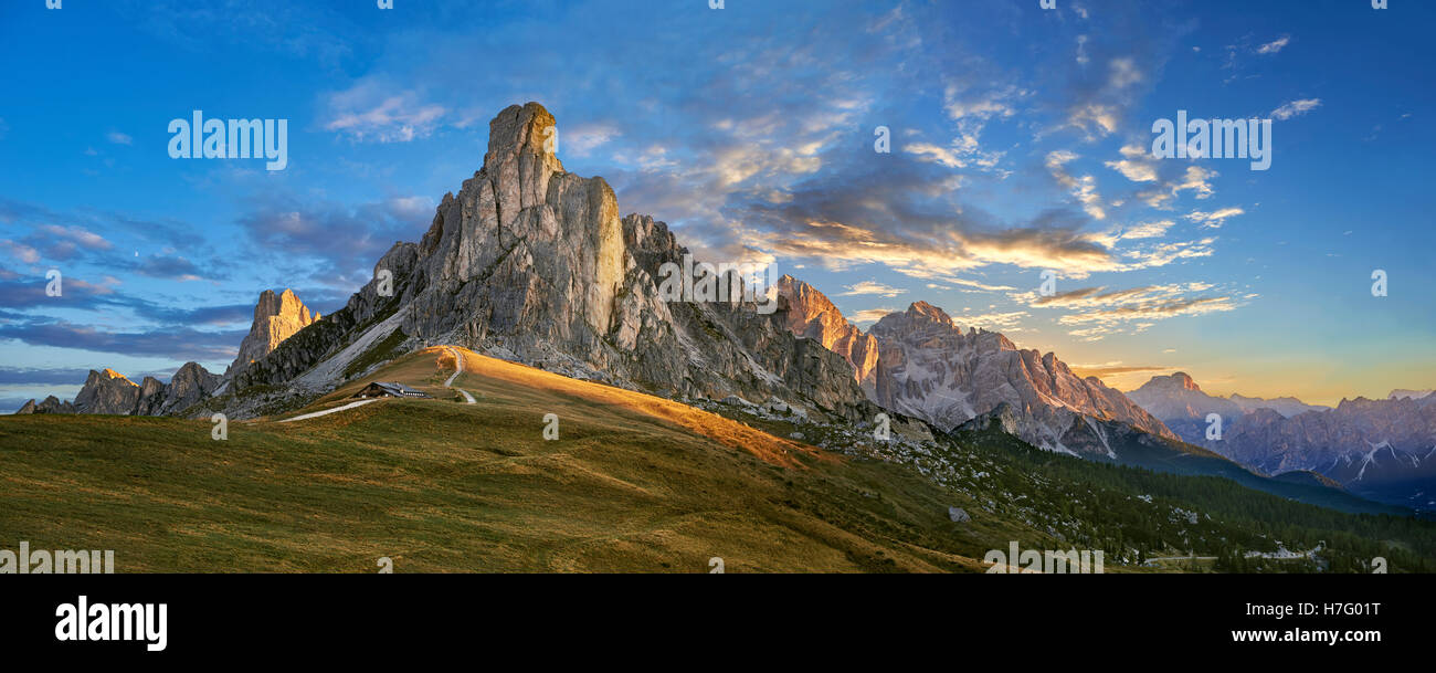 Nuvolau mountain al tramonto sopra il Passo Giau (Passo di Giau), Colle Santa Lucia, Dolomiti, Belluno, Italia Foto Stock