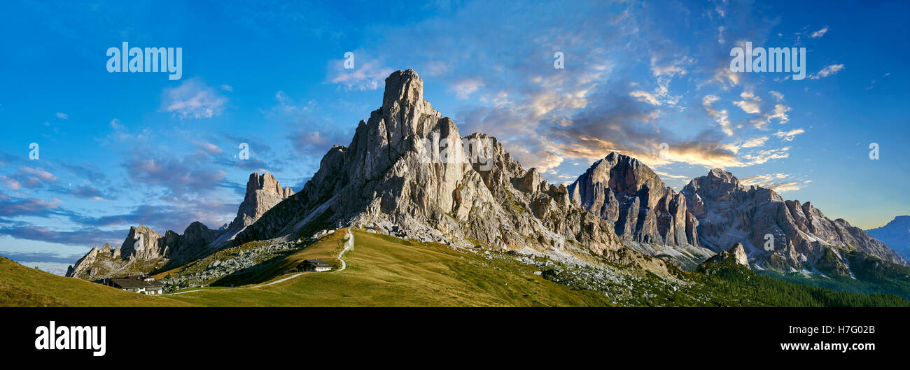 Nuvolau montagna sopra il Passo Giau (Passo di Giau), Colle Santa Lucia, Dolomiti, Belluno, Italia Foto Stock