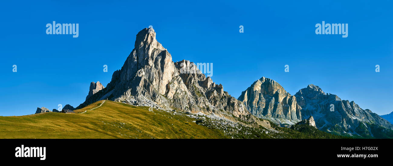 Nuvolau montagna sopra il Passo Giau (Passo di Giau), Colle Santa Lucia, Dolomiti, Belluno, Italia Foto Stock