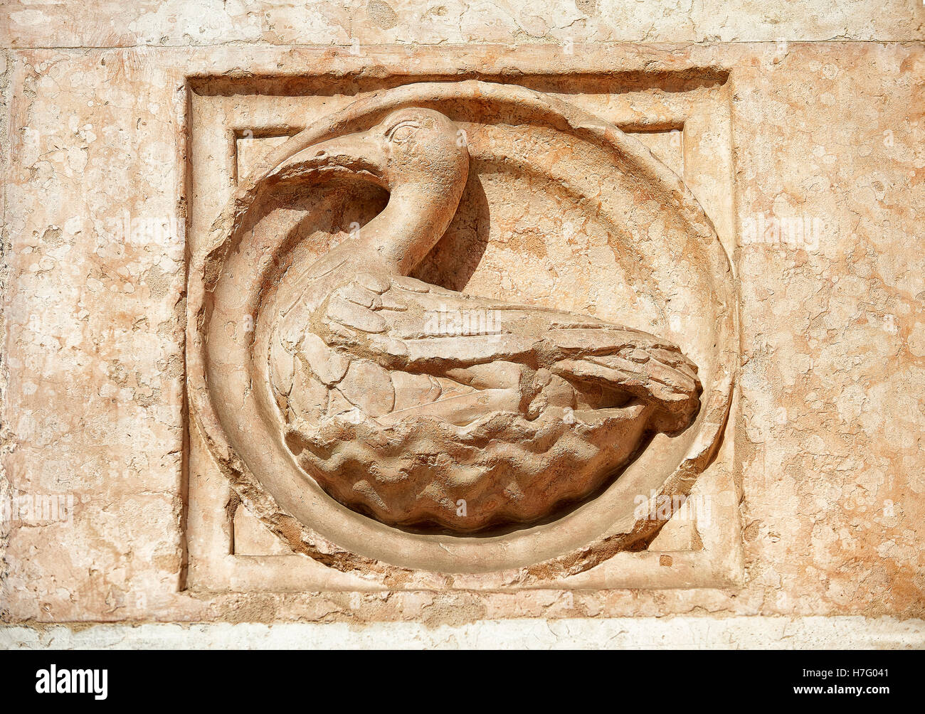 Medieval sculture in rilievo del mitico uccello sull'esterno del battistero romanico di Parma, circa 1196, (Battistero di Pa Foto Stock