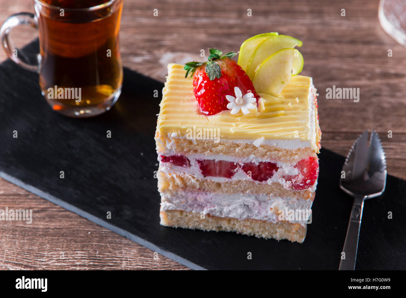 Torta di crema dessert torta di fragole glassa dolce Foto Stock